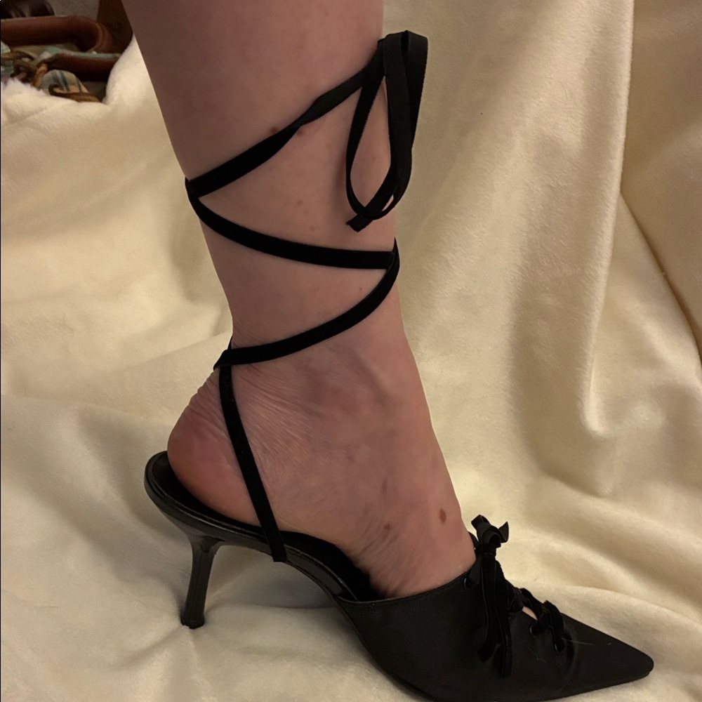 Colin Stuart Black satiny Lace-Up Heels with long Black Velvet Ties. Size 7